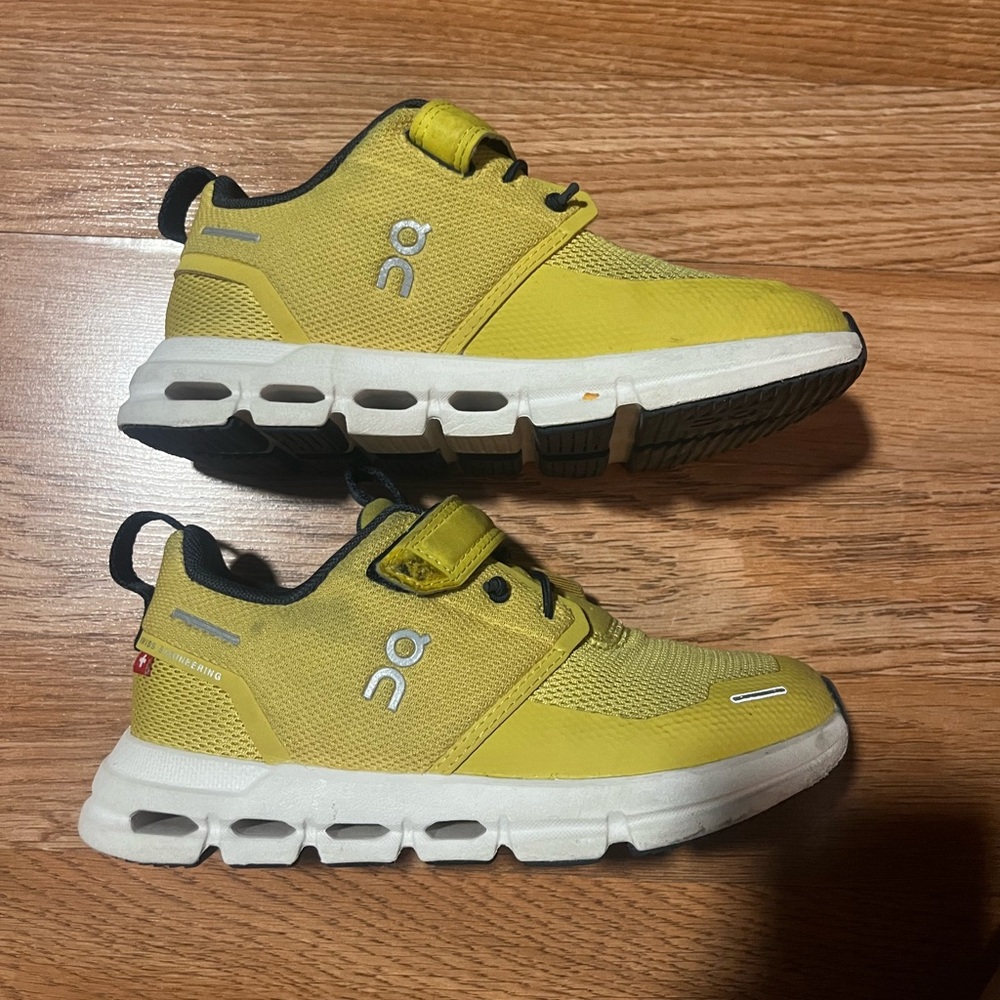 Kids On Cloud Velcro sneakers size 11